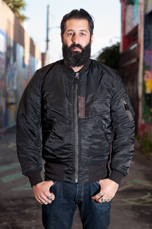 BUZZ RICKSON X WILLIAM GIBSON 的 MA-1 夹克原来有这样一个典故：“在大多数建立品牌的情况下，品牌都具有以下特点：1. 为关注产品起源和优雅的用户提供服务