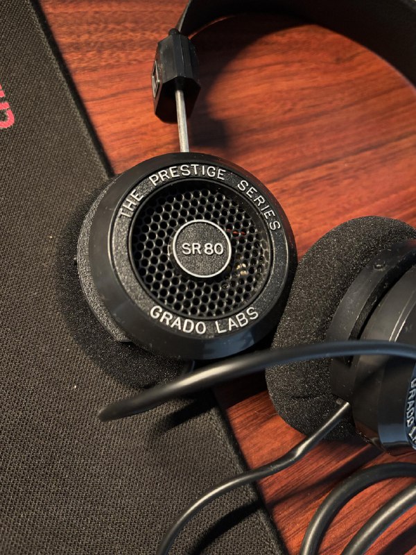 始于90年代布鲁克林的歌德 SR80，用来听90年代布鲁克林的饶舌乐，简直是绝配via happy xiao始于90年代布鲁克林的歌德 SR80，用来听90年代布鲁克林的饶舌乐，简直是绝配via happy xiao