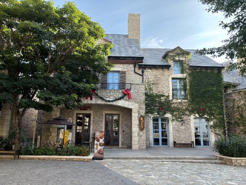 第一次住这种小洋楼酒店，二楼右上就是我的房间，层高估计八九米🤦via 🥤 happy xiao