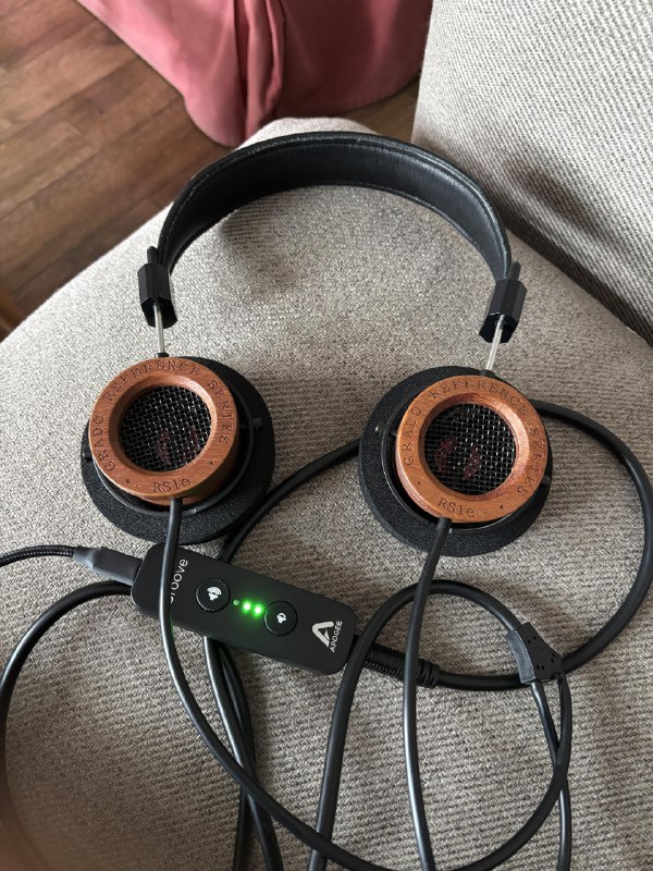 买了一只歌德的 RS1e 当作生日礼物，到手惊艳了，听爵士太配了via happy xiao