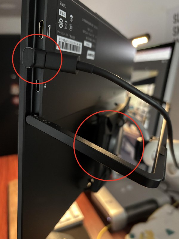 折腾这块副屏，我还用了两个黑科技（不是黑科技但不知道用什么词好）：1. 为了不让线材从侧边插入显得突兀碍眼，买了一个90度折弯的typec转接头