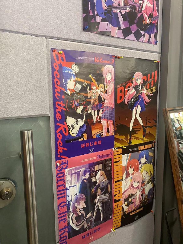 JR 今天和同学去逛了一家孤独摇滚主题的琴行，琴都不便宜，据说有学生买了回去不弹，就放着🤦via happy xiao🥤kele.meJR 今天和同学去逛了一家孤独摇滚主题的琴行，琴都不便宜，据说有学生买了回去不弹，就放着🤦via happy xiao🥤kele.me