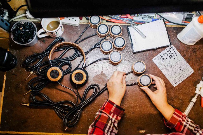 独特的声音现在，在那张摆满了各种耳机的桌子上，有 Audeze 的耳机、HiFiMAN 的耳机，还有索尼的高端耳机