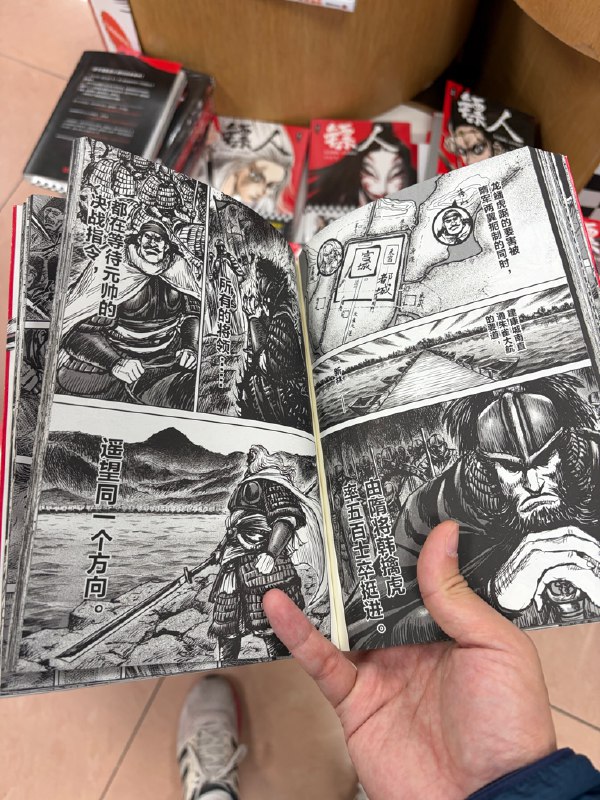 昨天带弟弟去逛中山公园的新华书店，二楼全是童书，最显眼的地方，放着《镖人》