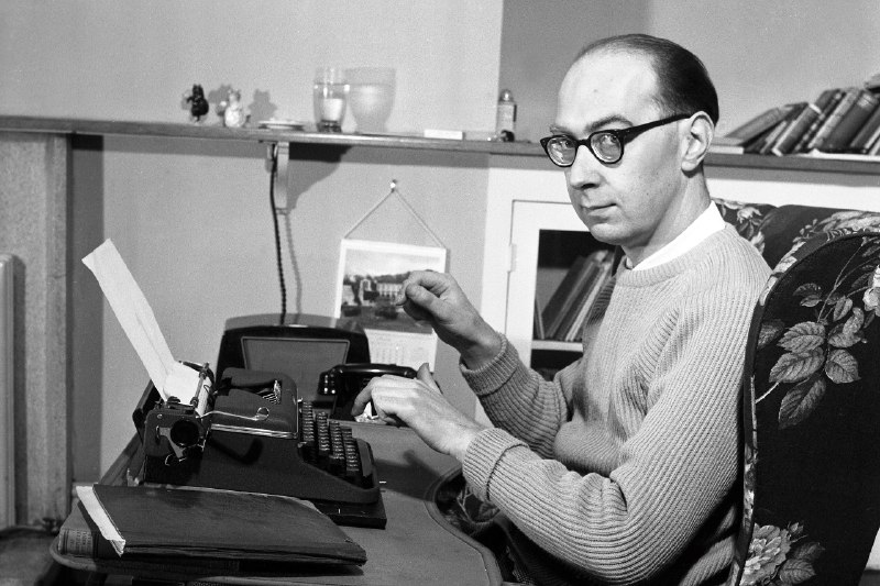 创作的三个步骤昨天读到英国诗人 Philip Larkin 在一篇散文，里面提到了创作诗文的三个步骤，我深感认同