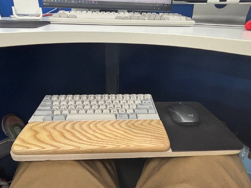 生活中的创造：副屏阅读器，膝上键鼠桌你有没有想过，改善自己的工作环境，也是一种创造？特别是当你从零到有，创造出一个新的物品，新的环境，新的方法（俗称折腾），并用它们解决你的问题，提高你的效率时，这种创造会给你带来切实的快乐和成就感