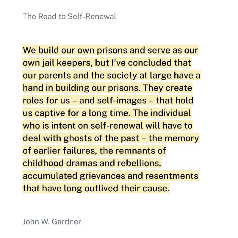 我们建造自己的牢笼，并充当自己的狱卒，但我认为我们的父母和整个社会在建造这些牢笼时也起了作用