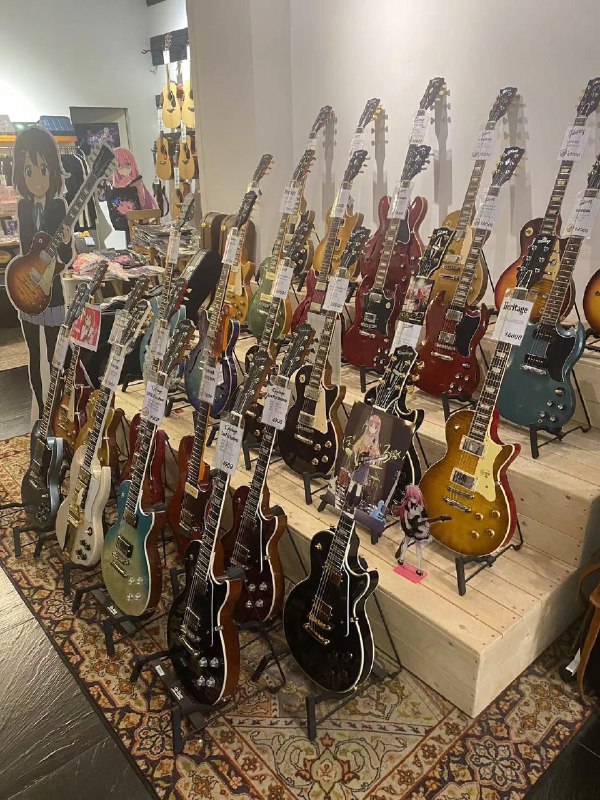 JR 今天和同学去逛了一家孤独摇滚主题的琴行，琴都不便宜，据说有学生买了回去不弹，就放着🤦via happy xiao🥤kele.meJR 今天和同学去逛了一家孤独摇滚主题的琴行，琴都不便宜，据说有学生买了回去不弹，就放着🤦via happy xiao🥤kele.me