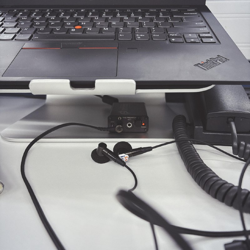 躲在桌子下的好声音😀via happy xiao