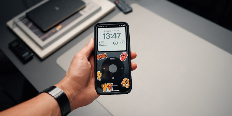 🎁你有一份新年礼物，请查收hi，可乐周报的会员你好，感谢你在2023年对我的支持🙏今天买了一份 YouTuber Oliur 制作的，很漂亮的复古 iPod 壁纸，打算当作新年礼物送给你，一共12张，点击下面的链接就能下载了