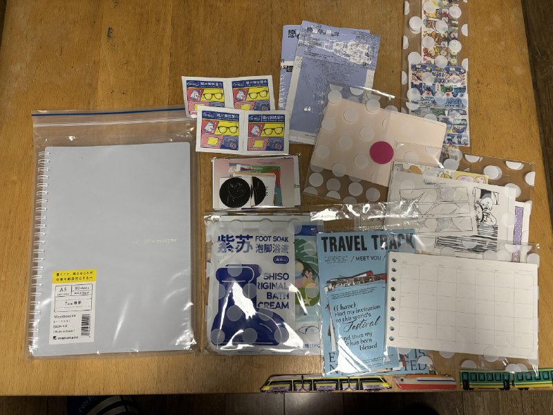 最近在闲鱼上买了几个本子，我发现这个圈子里的卖家都是女生，并且，你买她们的东西，她们都会总送一些女生记笔记用的小道具